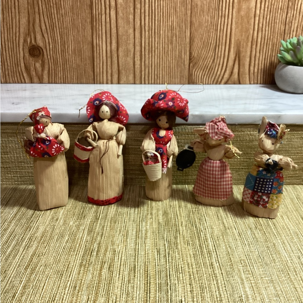 Handcrafted Corn Husk Primitive Doll Set with Red Accents